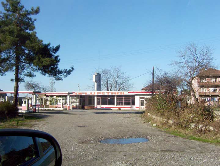 Oflu Petrol benzin istasyonu [ Kazk�y'�n merkez-batı kısmı ]